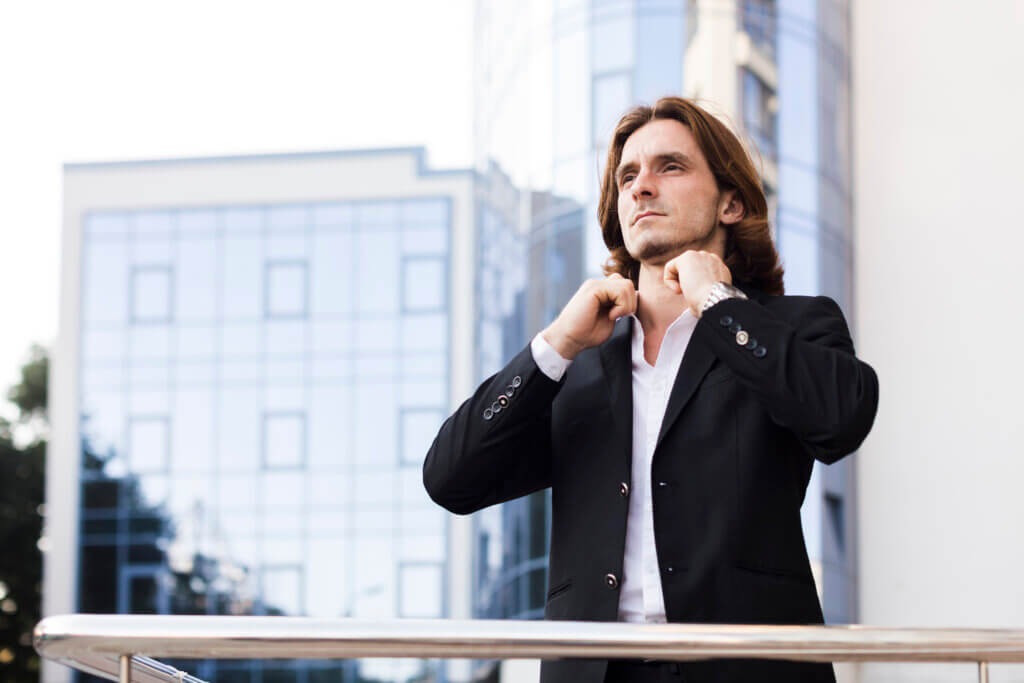 hombre que transmite determinación, como alguien que toma una decisión