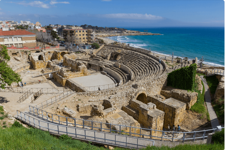 El famoso anfiteatro de Tarragona y su bella costa. 